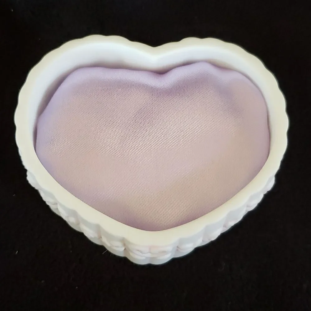 2003 Precious Moments Club Exclusive Porcelain Trinket Box Heart Shaped #111768